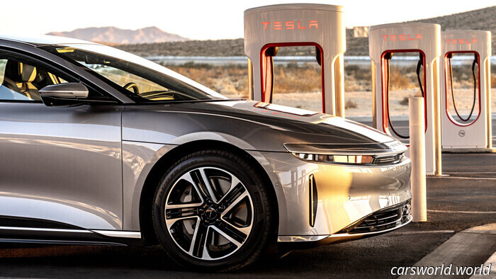 El director ejecutivo de Lucid recuerda a todos que el Model S de Tesla no ha cambiado desde la era de Obama | Carscoops
